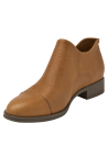 Moderno zapato de cuero camel, estilo charol con grabado reptil y cremallera lateral, ideal para looks urbanos.