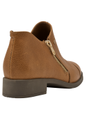 Zapato de mujer color camel en charol de cuero con grabado de piel de reptil, moderno y elegante con cremallera lateral.