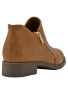 Zapato de mujer color camel en charol de cuero con grabado de piel de reptil, moderno y elegante con cremallera lateral.