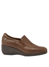 Calzado femenino de charol café con taco plano de 5 cm, mezcla de estilo y confort.