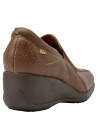 Zapato de charol café para mujer con taco plano y punta cuadrada, ideal para uso diario.