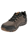 Zapatilla estilo outdoor en color café para hombre, con líneas laterales que aportan dinamismo y modernidad al diseño.