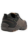 Zapatilla deportiva café para hombre con acolchado en el tobillo, ofreciendo soporte y comodidad en terrenos irregulares.