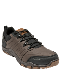Zapatilla café para hombre de estilo outdoor, con diseño robusto y funcional, ideal para actividades al aire libre.