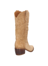 Bota de cuero camel para mujer, estilo vaquero, con punta puntiaguda y bordados inspirados en la cultura del rodeo.