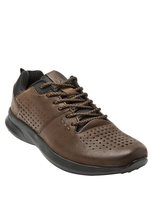 Zapato casual marrón de cuero y textil para hombre, estilo deportivo urbano, con cordones y ventilación.