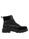 Calzado casual de cuero negro para mujer, con costuras visibles y estilo inspirado en botas de combate.