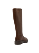 Bota de cuero café para mujer, sin costuras visibles, añade un toque elegante a cualquier atuendo con su diseño pulcro.