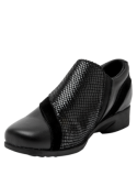 Zapato de cuero negro para mujer con forro textil y altura de caña de 7 cm.