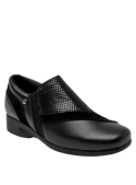 Zapato negro de cuero para mujer, ideal para ocasiones formales y laborales.