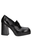 Mocasín negro de cuero para mujer, diseño contemporáneo con tacón cuadrado, ideal para un look casual chic con jeans.