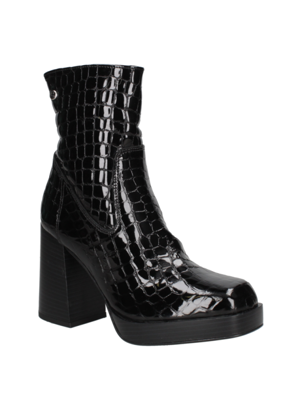 Botín de charol negro, estilo elegante y funcional, se adapta bien a jeans para un look más relajado.