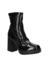 Botín de charol negro, estilo elegante y funcional, se adapta bien a jeans para un look más relajado.