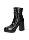 Botín negro de charol para mujer, diseño clásico con tacón cuadrado alto y costuras visibles sofisticadas.