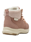 Botín rosado de niña, funcional y deportivo, diseñado para mantener los pies abrigados durante el día a día.