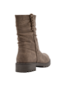 Botín taupe casual para mujer con caña media arrugada y trenza decorativa lateral, ideal para el uso diario en moda urbana.