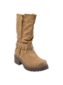 Calzado casual femenino en color camel, diseño con tachas y suela de plataforma, adecuado para salidas informales.