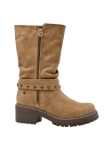 Bota camel de estilo urbano para mujer, con plataforma y cierre lateral, ideal para climas frescos y ocasiones relajadas.