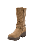 Bota casual para mujer en tono camel, con detalles metálicos, perfecta para combinar con jeans o vestidos informales.