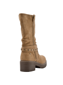 Bota camel de mujer, estilo casual urbano, con caña media y cierre lateral, destacada por su tira con tachas metálicas.