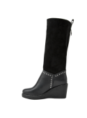 Bota de cuero negro de mujer, estilo casual con tacón cuña y detalles chic, adaptable a jeans o vestidos.