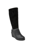 Bota de cuero negro para mujer con tacón cuña, combinando elegancia y comodidad para ocasiones diurnas y nocturnas.