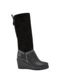 Bota negra de mujer en cuero con diseño elegante, caño alto y detalle de tachas, ideal para un estilo casual urbano.