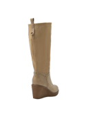 Bota beige de cuero con tacón cuña y detalles rockeros, versátil para eventos diurnos y nocturnos.