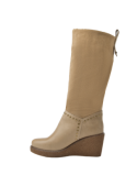 Bota de cuero beige para mujer, mezcla de elementos clásicos y vanguardistas, adecuada para salidas casuales.