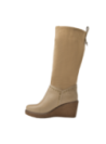 Bota de cuero beige para mujer, mezcla de elementos clásicos y vanguardistas, adecuada para salidas casuales.