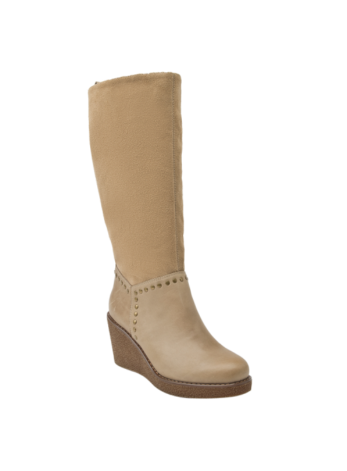 Bota de cuero beige para mujer con caño alto y tacón cuña, perfecta para un estilo sofisticado y chic.