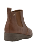 Botín Chelsea café de cuero, altura de caña de 10 cm, diseñado para confort y durabilidad.