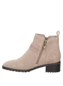 Diseño clásico y moderno en botín taupe de cuero gamuzado, ideal para uso diario con tacón moderado y estable.
