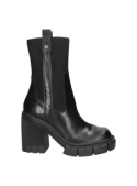 Bota de cuero negro, diseño liso y elegante con tiradores en la parte superior, facilita el calzado y es funcional.