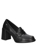 Zapato casual negro de cuero para mujer, línea suave y elegante, ideal para trajes en un entorno formal.
