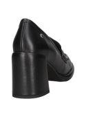 Clásico zapato de cuero negro para mujer, estilo retro y vintage, combina con pantalones rectos o faldas midi.