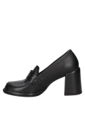 Elegante mocasín negro de cuero para mujer, con costura visible y diseño sobre el empeine, perfecto para eventos formales.