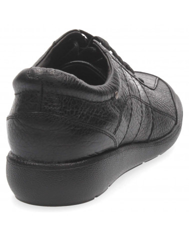 Zapato negro de cuero femenino, ideal para uso diario y ocasiones casuales.