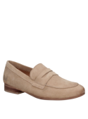 Zapato beige de cuero gamuzado, ideal para el día a día con estilo casual.