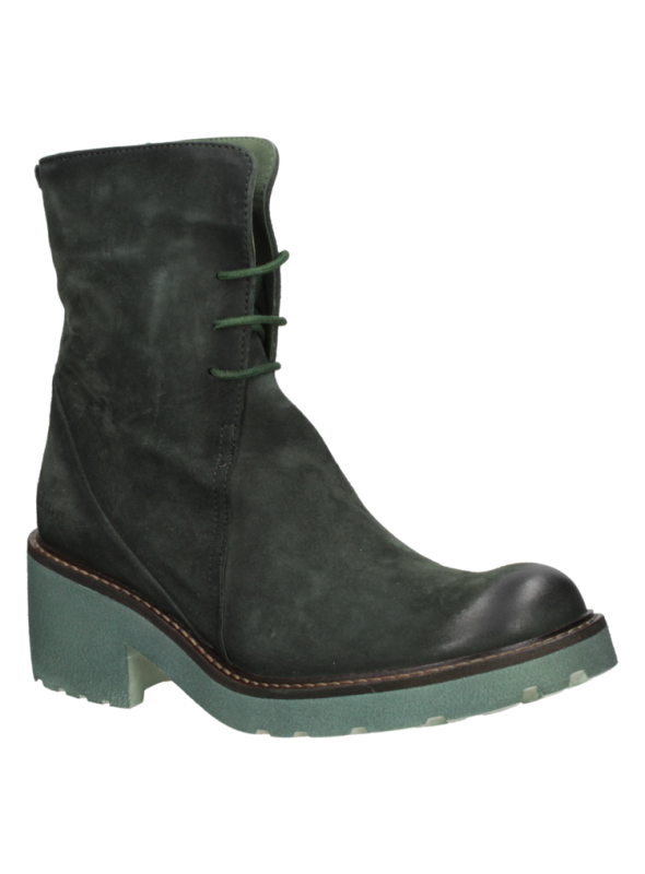Bota casual de cuero gamuzado verde para mujer, con costuras detalladas, ideal para salidas y caminatas urbanas.