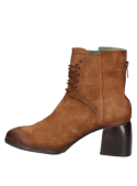 Calzado casual para mujer en cuero gamuzado camel, diseño clásico con suela robusta y cierre de cordones.
