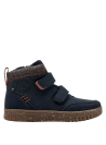 Botín azul casual de niño con taco plano y punta redonda, ideal para aventuras urbanas.