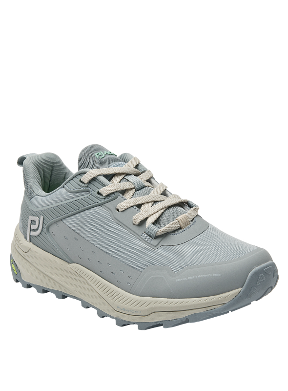 Zapatilla celeste, ideal con leggings o jeans. Ofrece comodidad y estilo versátil.