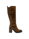 Bota camel de cuero para mujer, superficie lisa bien estructurada, sugiriendo resistencia y calidad.