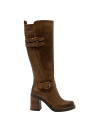 Bota camel de cuero para mujer, superficie lisa bien estructurada, sugiriendo resistencia y calidad.