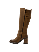 Bota camel alta de cuero para mujer, con correas y hebillas decorativas que añaden un toque moderno y ajuste.