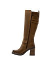 Bota camel alta de cuero para mujer, con correas y hebillas decorativas que añaden un toque moderno y ajuste.