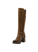 Bota de cuero camel para mujer, con diseño elegante y robusto, ideal para clima invernal y ocasiones formales.