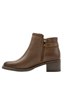 Botín de cuero café de mujer con cierre lateral, fácil de poner y quitar, combina estilo y funcionalidad.