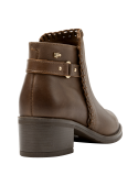 Botín de cuero café para mujer, con caña media que brinda soporte al tobillo, ideal para contextos urbanos.
